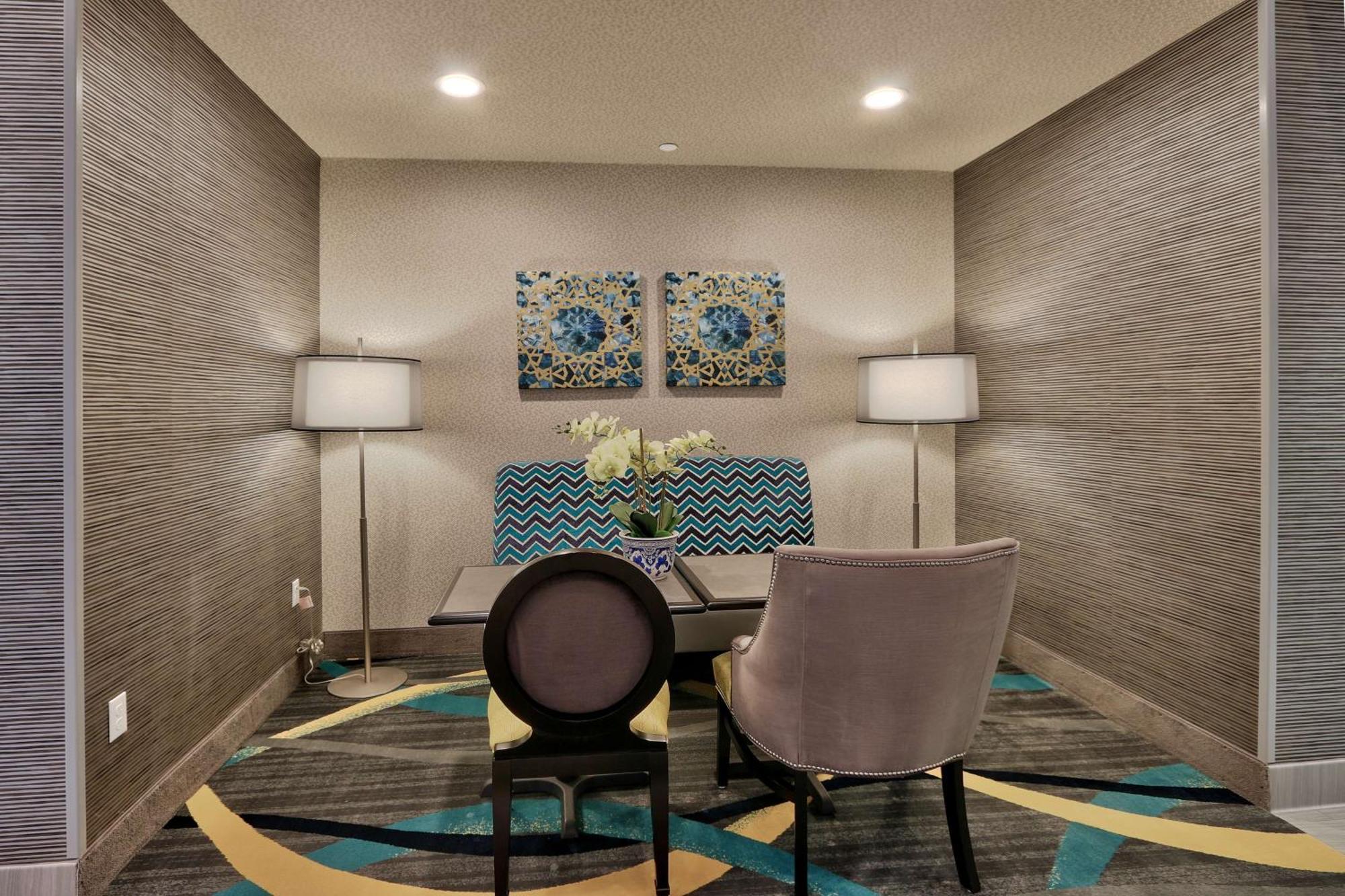 Hotel Hampton & Airport 3*